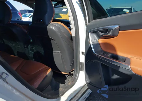 2014 Volvo S60 T6/T6 Platinum/T6 Premier Plus/T6 R-Design/T6 R-Design Platinum z USA, uszkodzony, nr VIN YV1902FH2E2274290